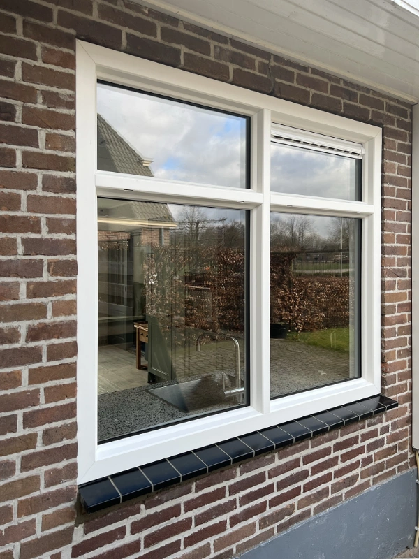 Binnenaanzicht teruggeplaatst glas-in-lood in combinatie met kunststofkozijnen in Enschede