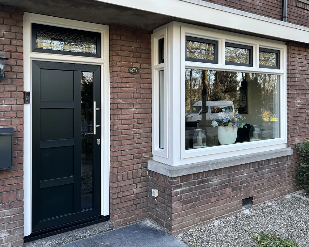 Jaren '30 woning in Enschede met voordeur en erker met glas-in-lood uitgevoerd met nieuwe kunststofkozijnen
