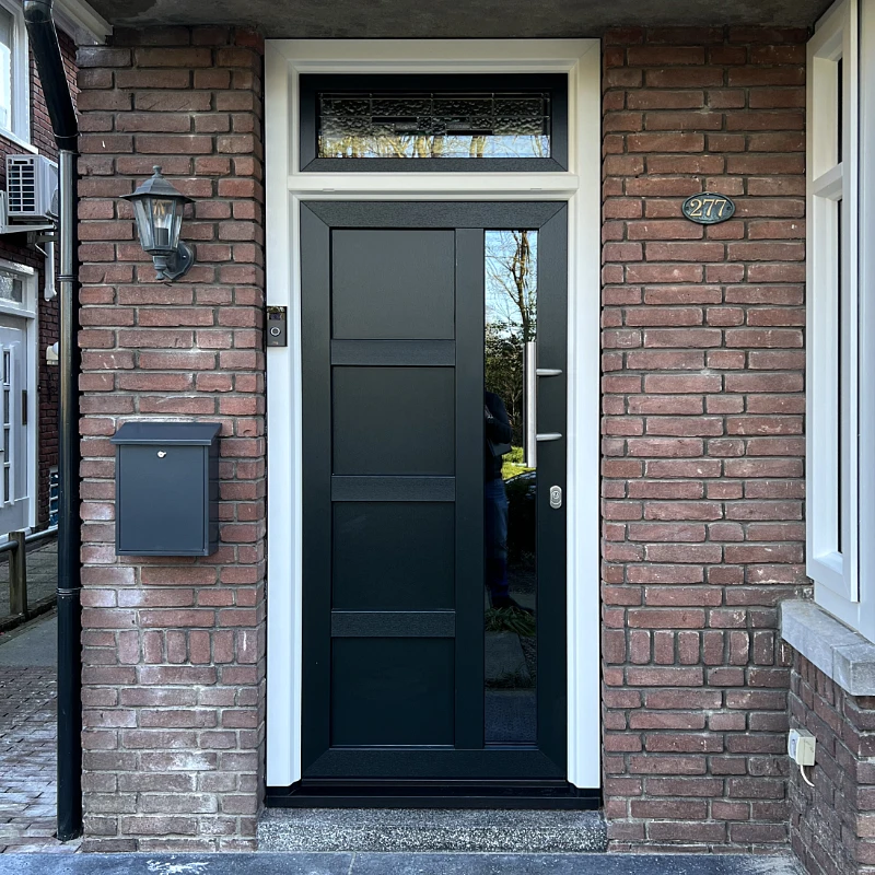 Kusntstof voordeur in een jaren '30 woning in Enschede