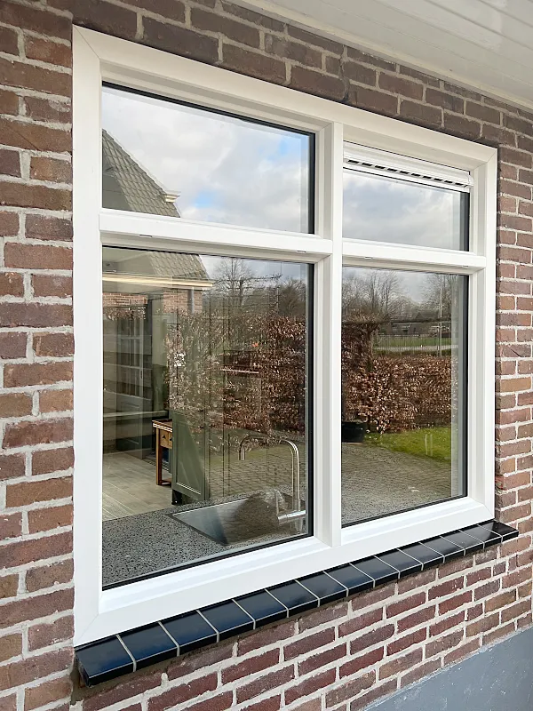 Kunststofkozijn wit met rooster