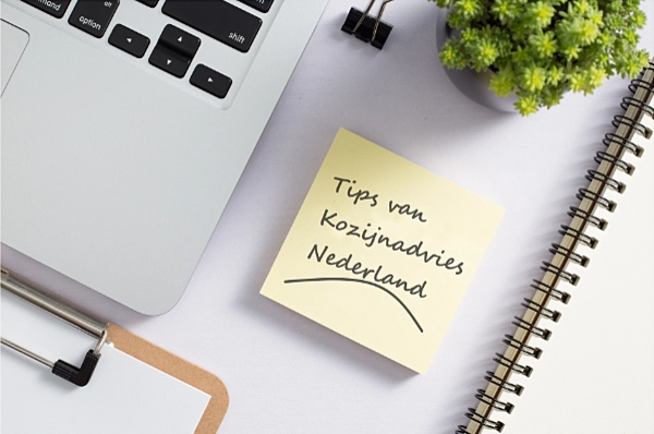 Tips van Kozijnadvies Nederland op een Post-it op bureau