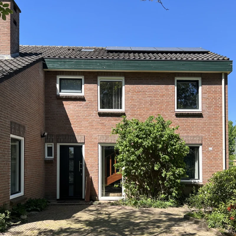 Gehele voorgevel met nieuwe kunststofkozijnen
